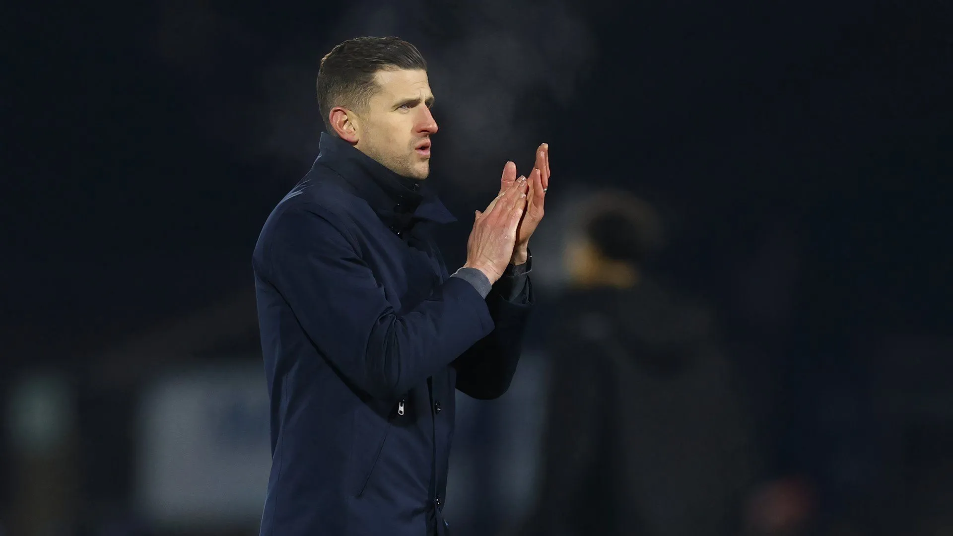 Huấn luyện viên John Mousinho của Portsmouth chỉ đạo trên sân
