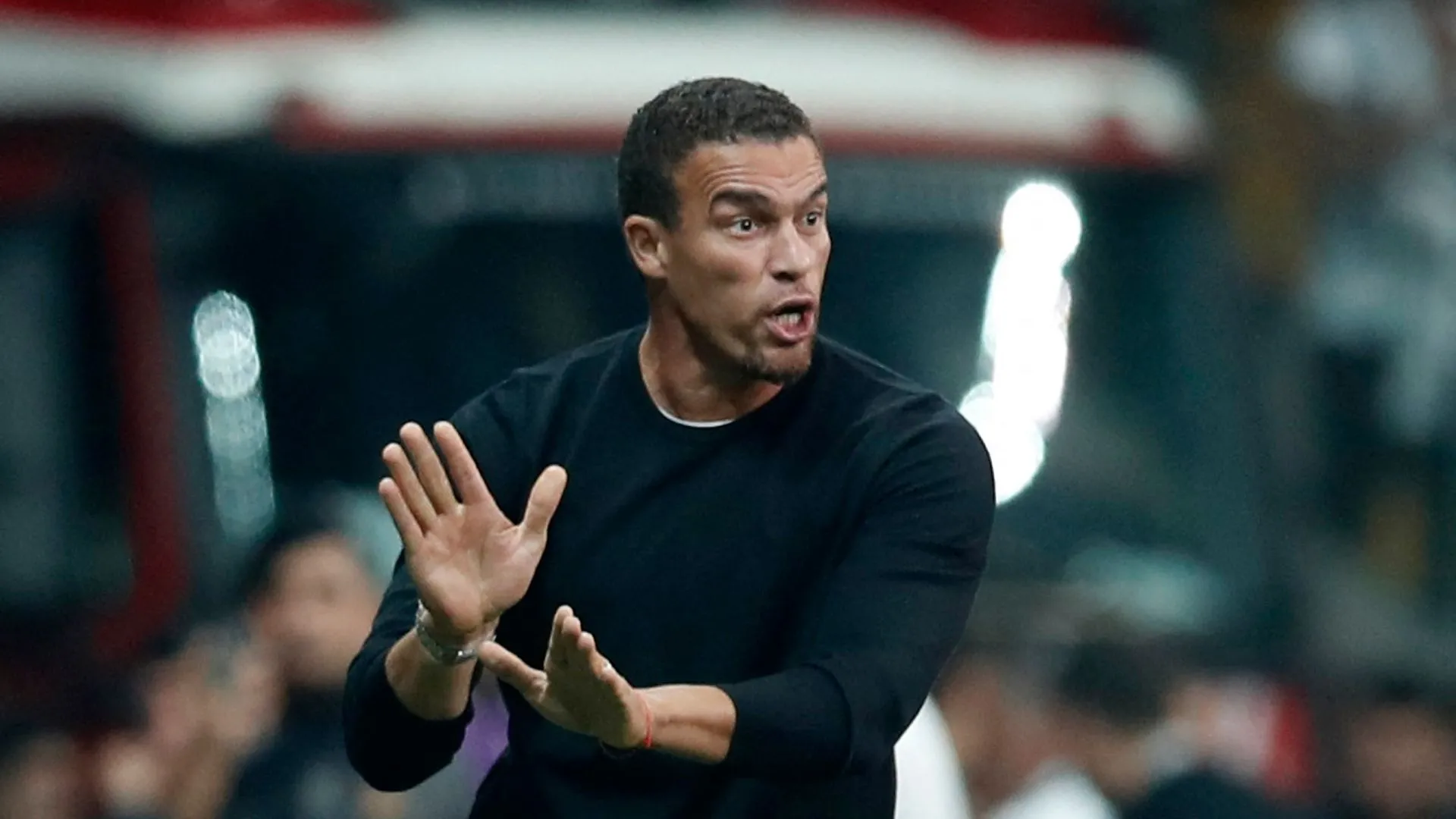 Huấn luyện viên Valerien Ismael chỉ đạo các cầu thủ Blackburn Rovers từ đường biên.