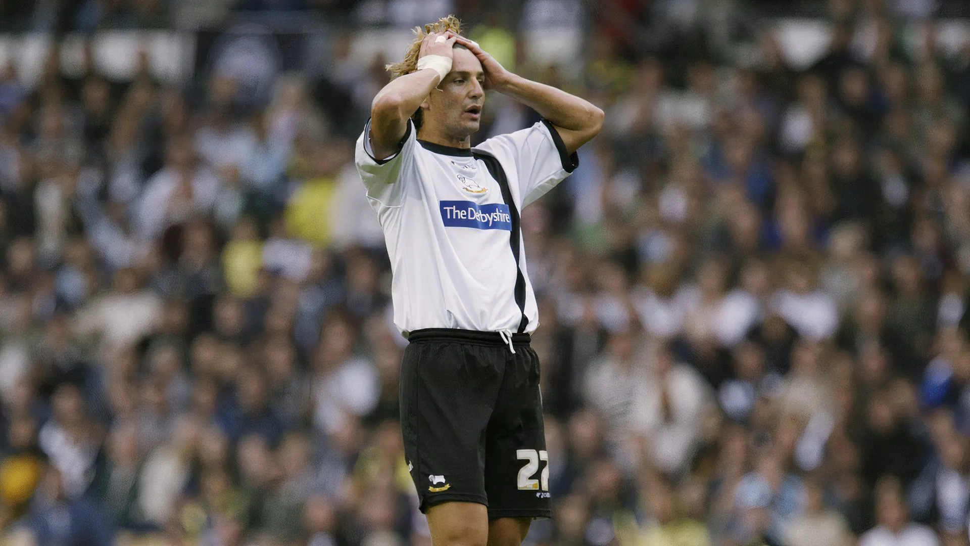 Inigo Idiakez, cầu thủ của Derby County, trong trận đấu căng thẳng tại Pride Park