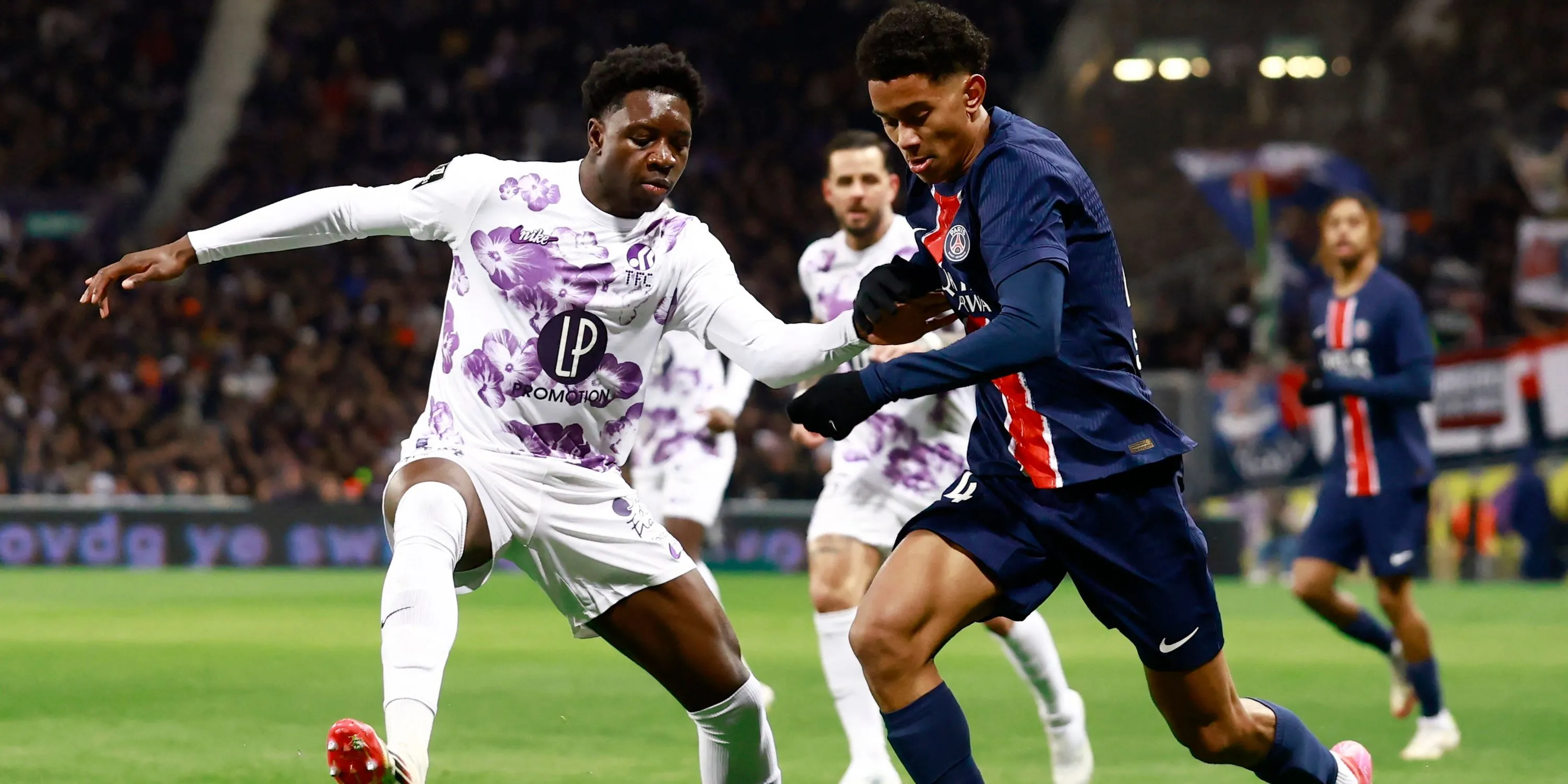 Jaydee Canvot trong màu áo Toulouse, mục tiêu chuyển nhượng tiềm năng £17 triệu của Aston Villa, thể hiện sự đa năng ở Ligue 1.