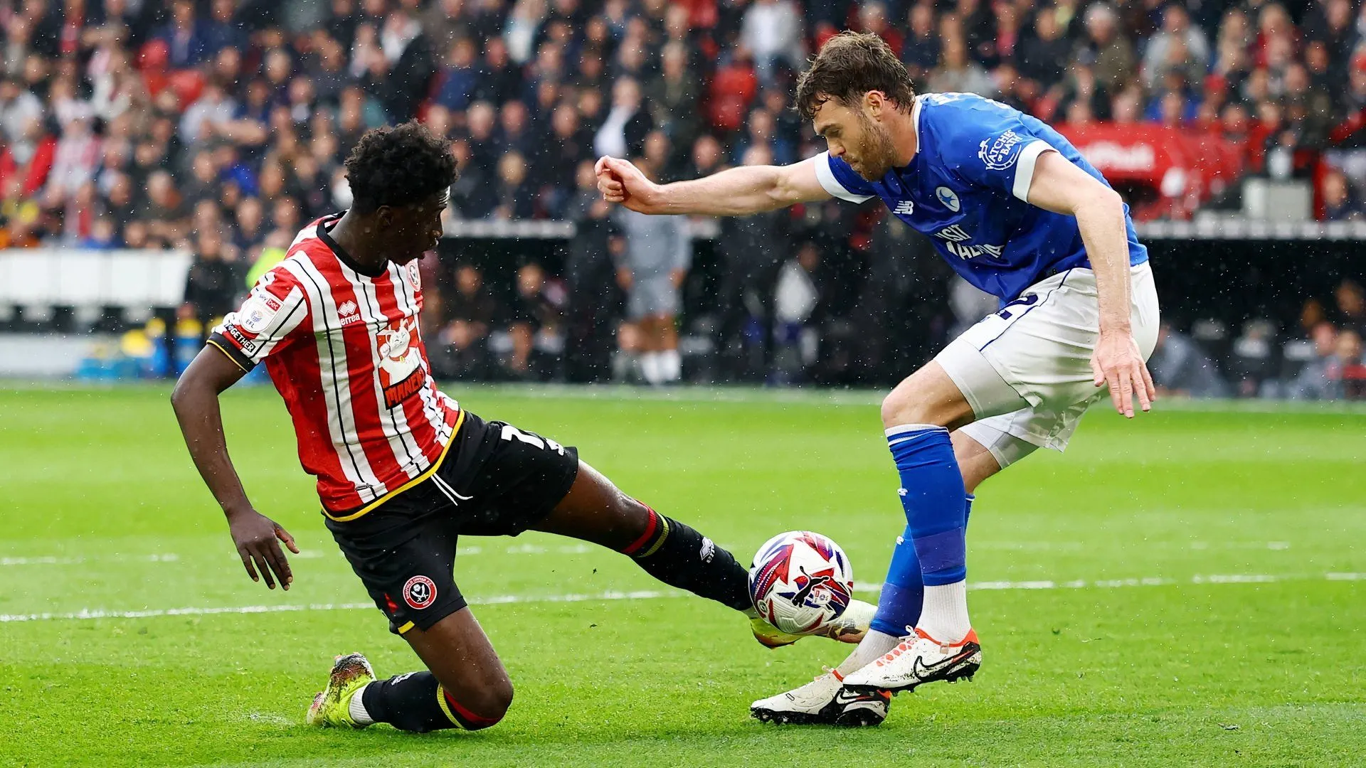 Jesurun Rak-Sakyi và Callum Chambers trong một trận đấu, mục tiêu chuyển nhượng của Southampton