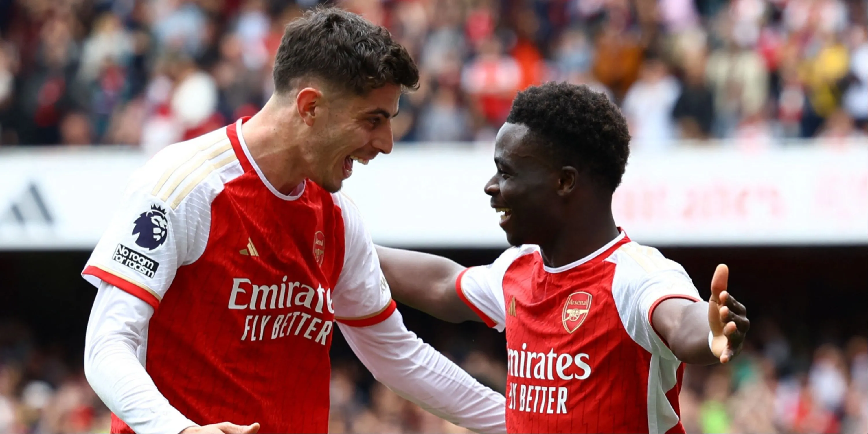 Kai Havertz và Bukayo Saka của Arsenal cùng nhau ăn mừng một bàn thắng, thể hiện tinh thần đồng đội.