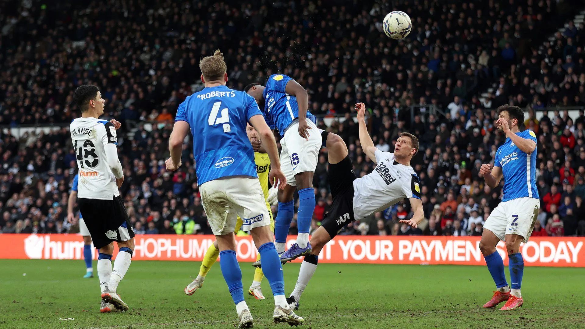 Krystian Bielik của Derby County ăn mừng bàn thắng gỡ hòa kịch tính trước Birmingham City