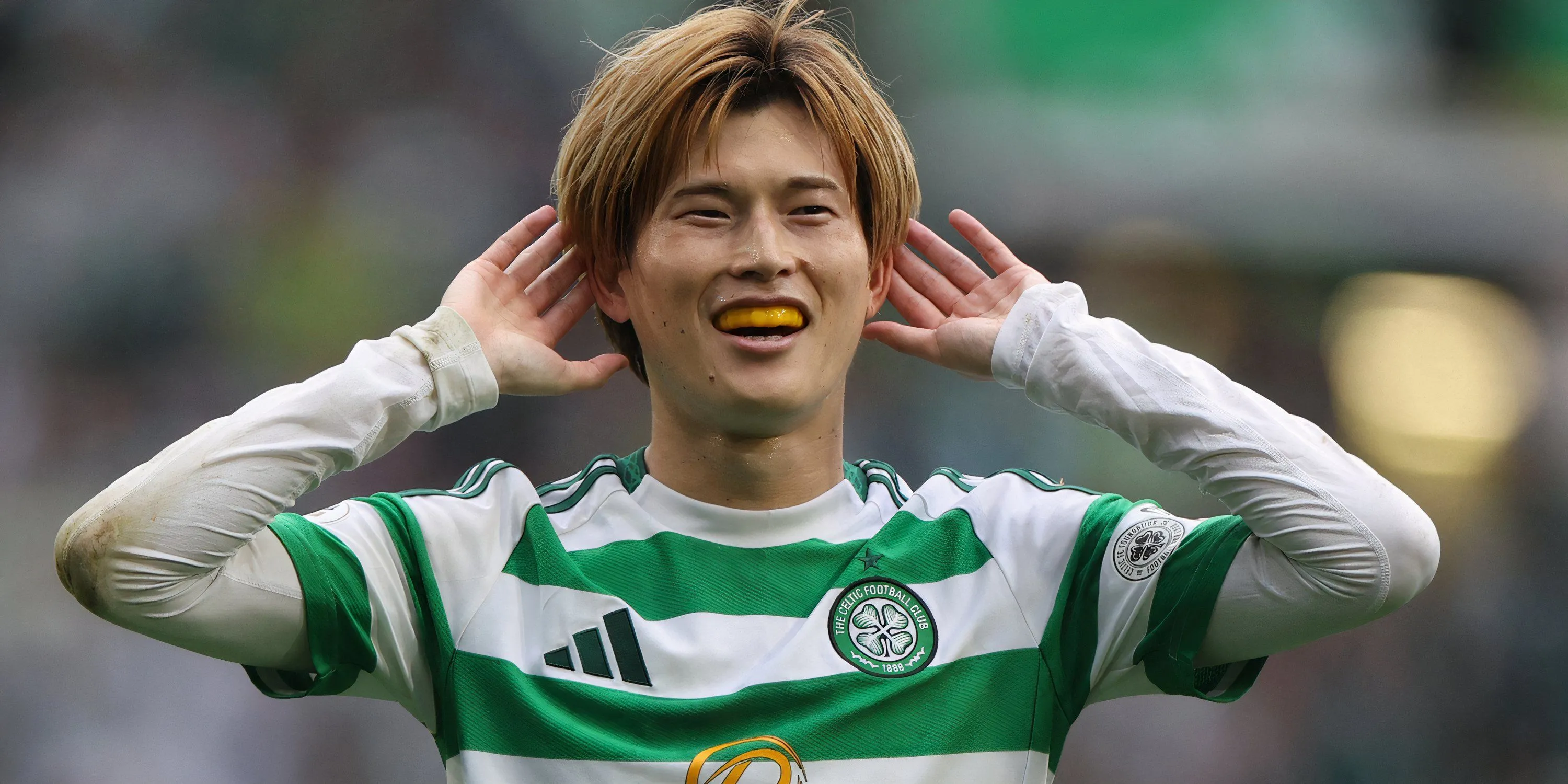 Kyogo Furuhashi trong trận đấu tại Scottish Premiership, biểu tượng của Celtic.