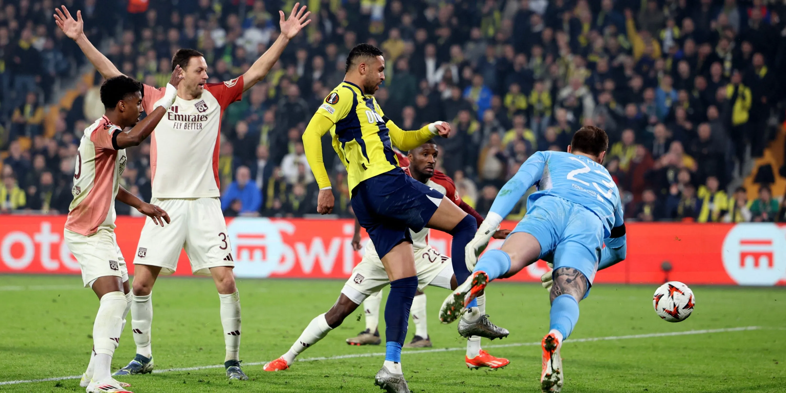 Lucas Perri được kỳ vọng sẽ trở thành chốt chặn vững chắc, giúp Leeds United trụ hạng Premier League