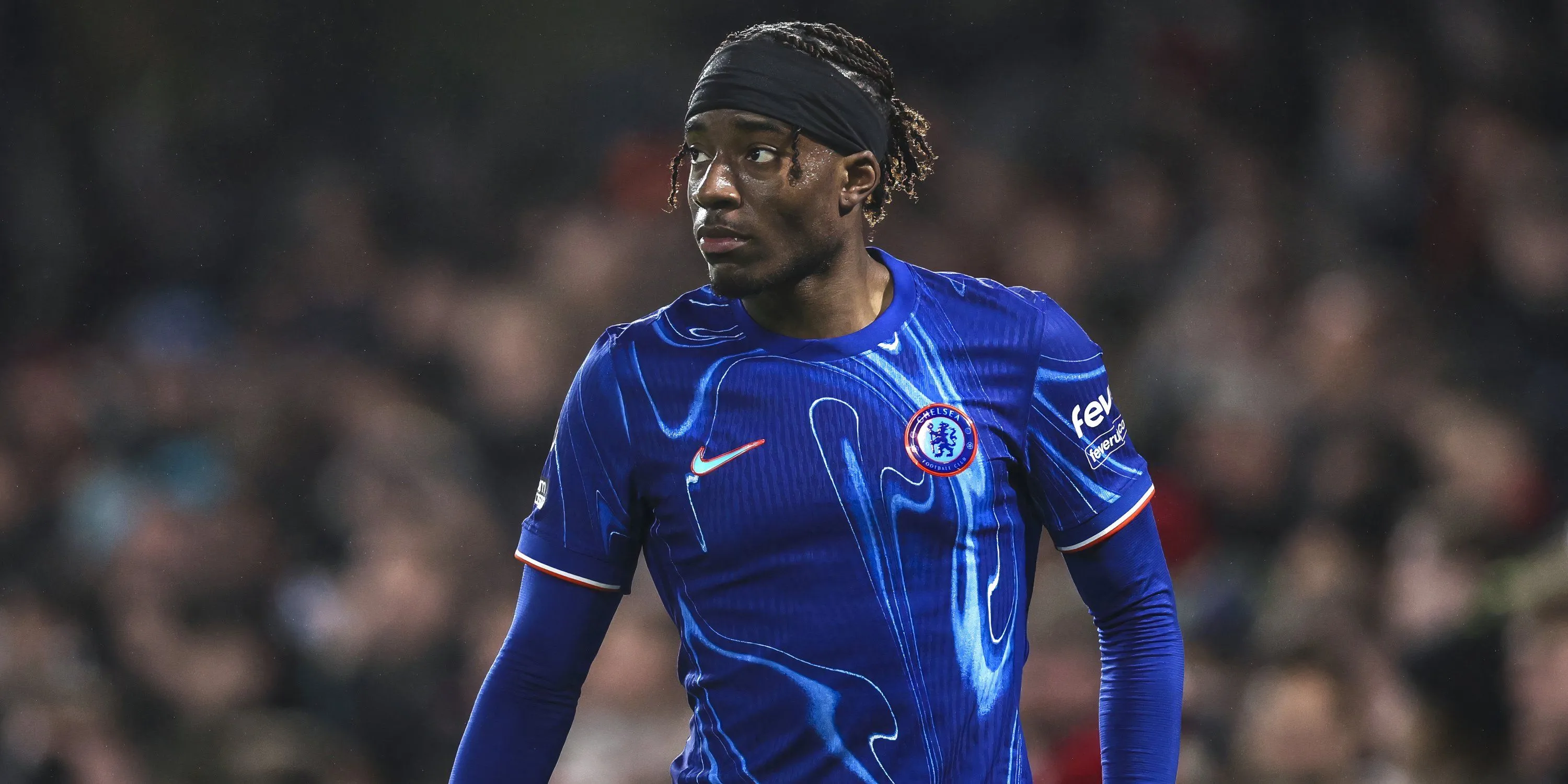 Noni Madueke thi đấu năng nổ trong màu áo Chelsea, minh họa cho trường hợp cầu thủ không được tính là homegrown
