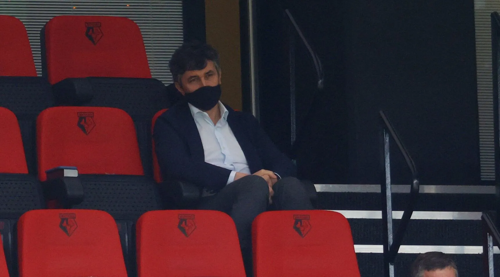 Ông chủ Gino Pozzo của Watford trên khán đài, biểu tượng cho chính sách tuyển dụng độc đáo của câu lạc bộ.
