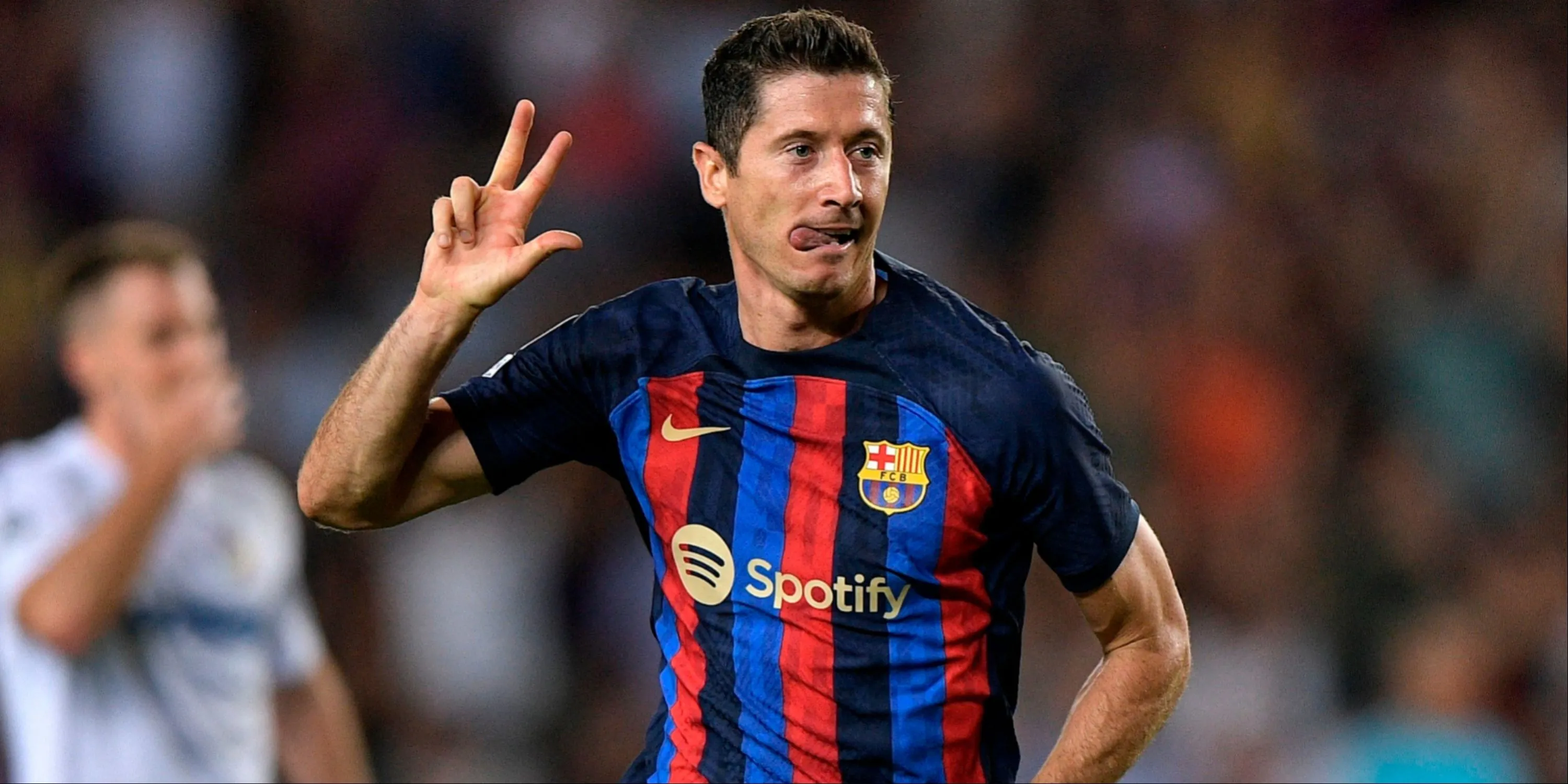 Robert Lewandowski ăn mừng bàn thắng cùng Barcelona.