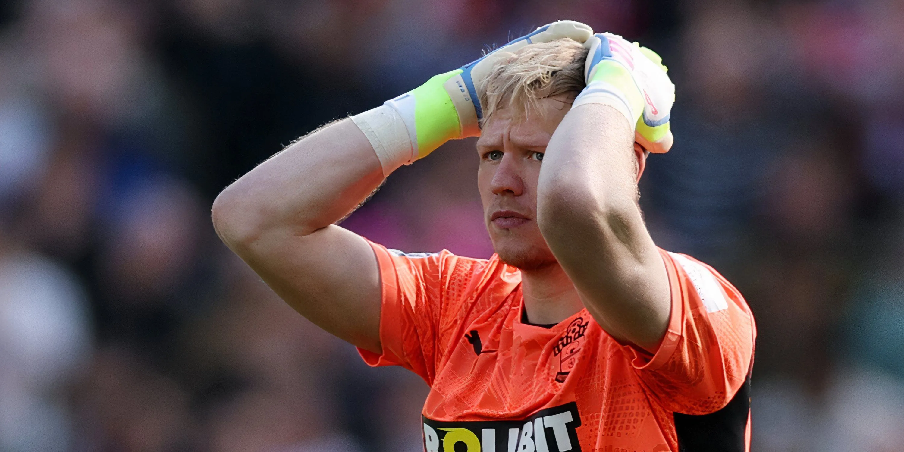 Thủ môn Aaron Ramsdale trong màu áo Southampton tại Premier League, người đang đối mặt với phong độ trồi sụt