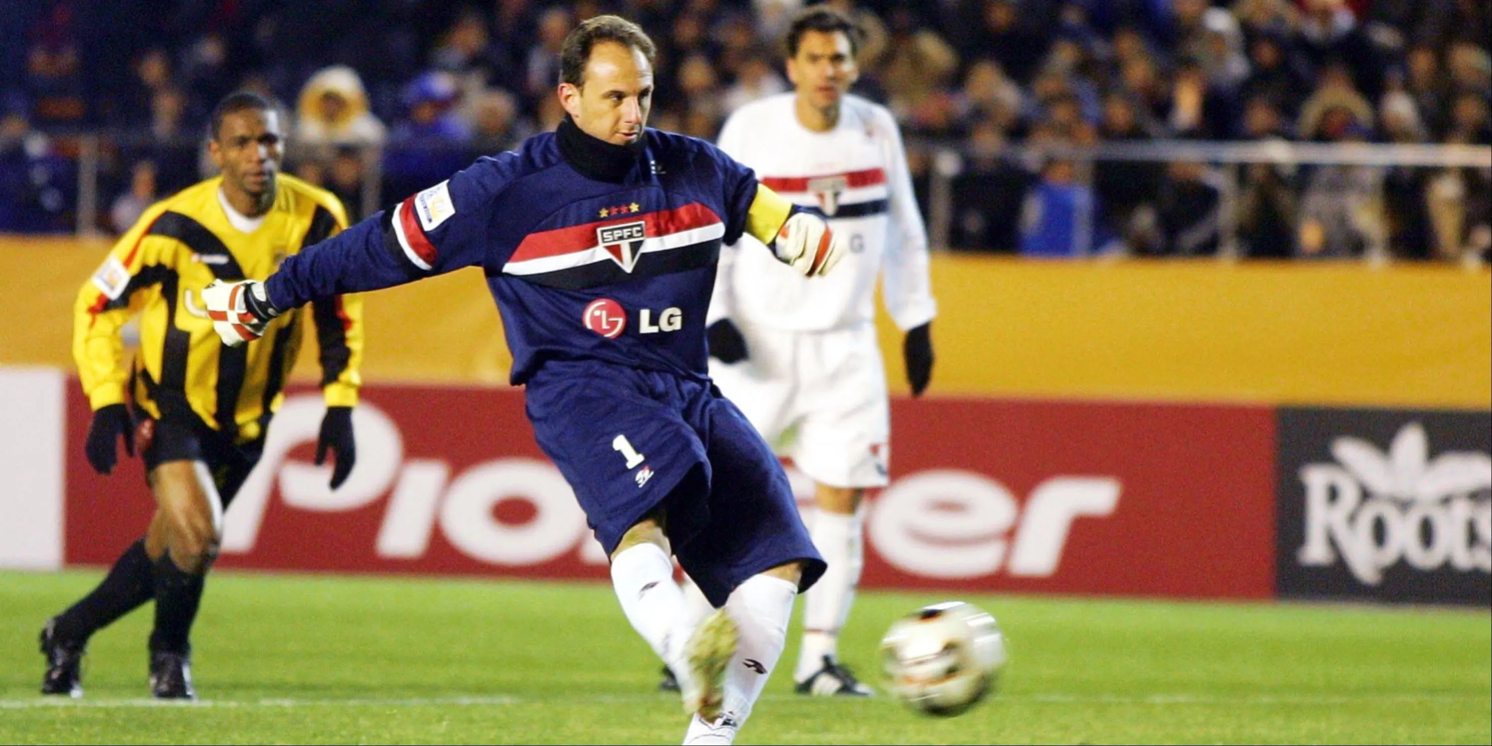 Thủ môn Rogerio Ceni thực hiện quả phạt đền cho Sao Paolo.