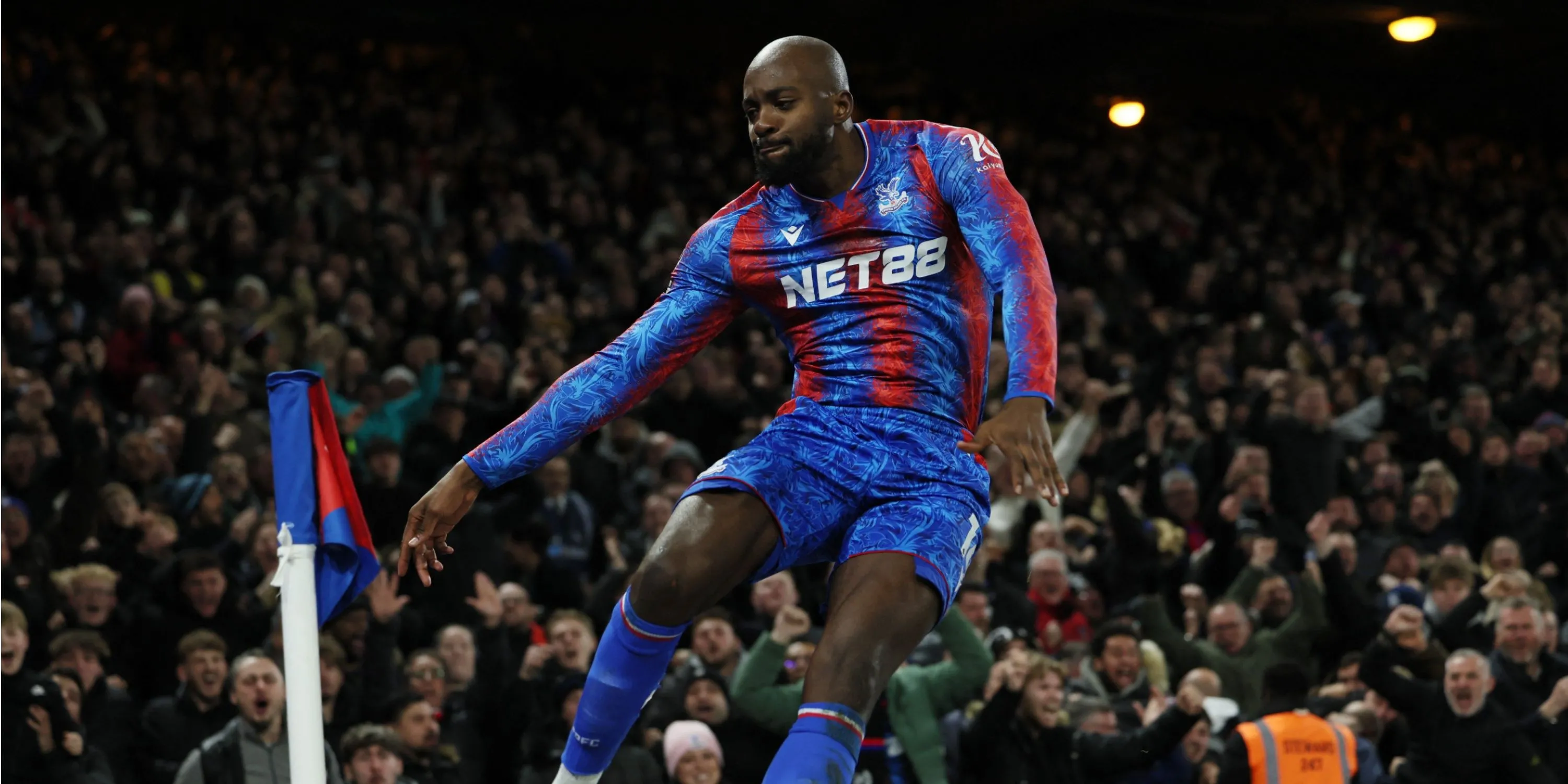 Tiền đạo Jean-Philippe Mateta trong màu áo Crystal Palace, một lựa chọn tiềm năng cho hàng công Liverpool.