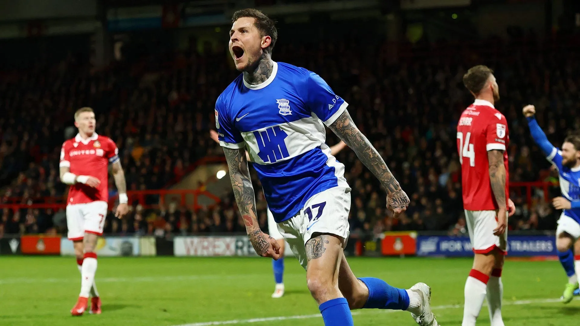 Tiền đạo Lyndon Dykes trong màu áo Birmingham City, đối mặt tương lai bất định tại CLB.