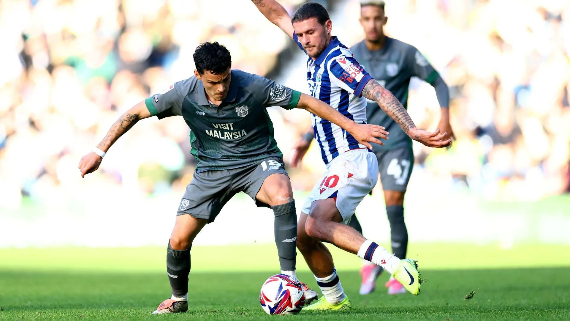 Tiền vệ Alex Robertson của Cardiff City được nhiều câu lạc bộ Championship săn đón.