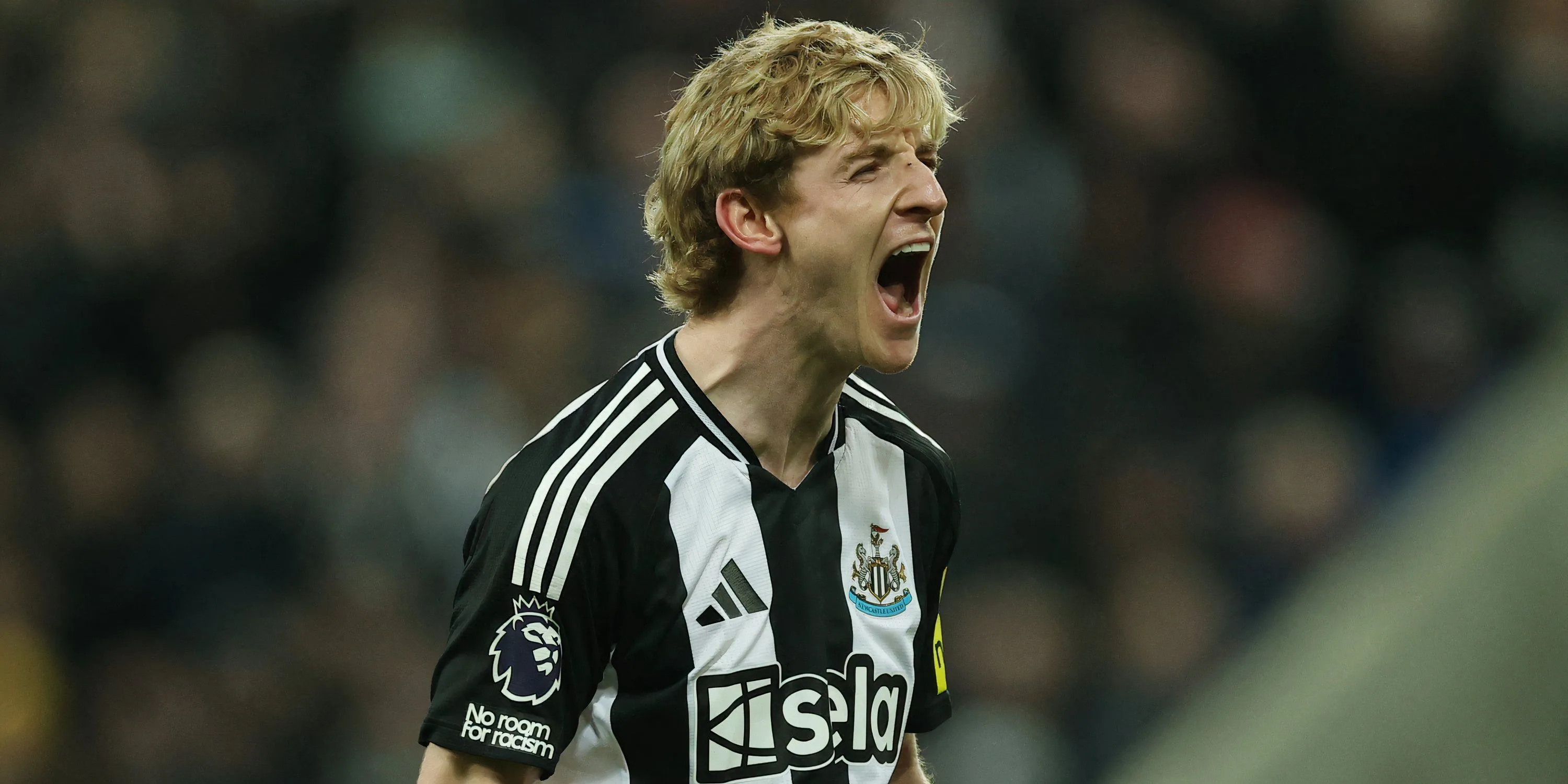 Tiền vệ Anthony Gordon ăn mừng bàn thắng trong màu áo Newcastle United, thể hiện tinh thần và hiệu suất cao mà Arsenal đang nhắm đến.