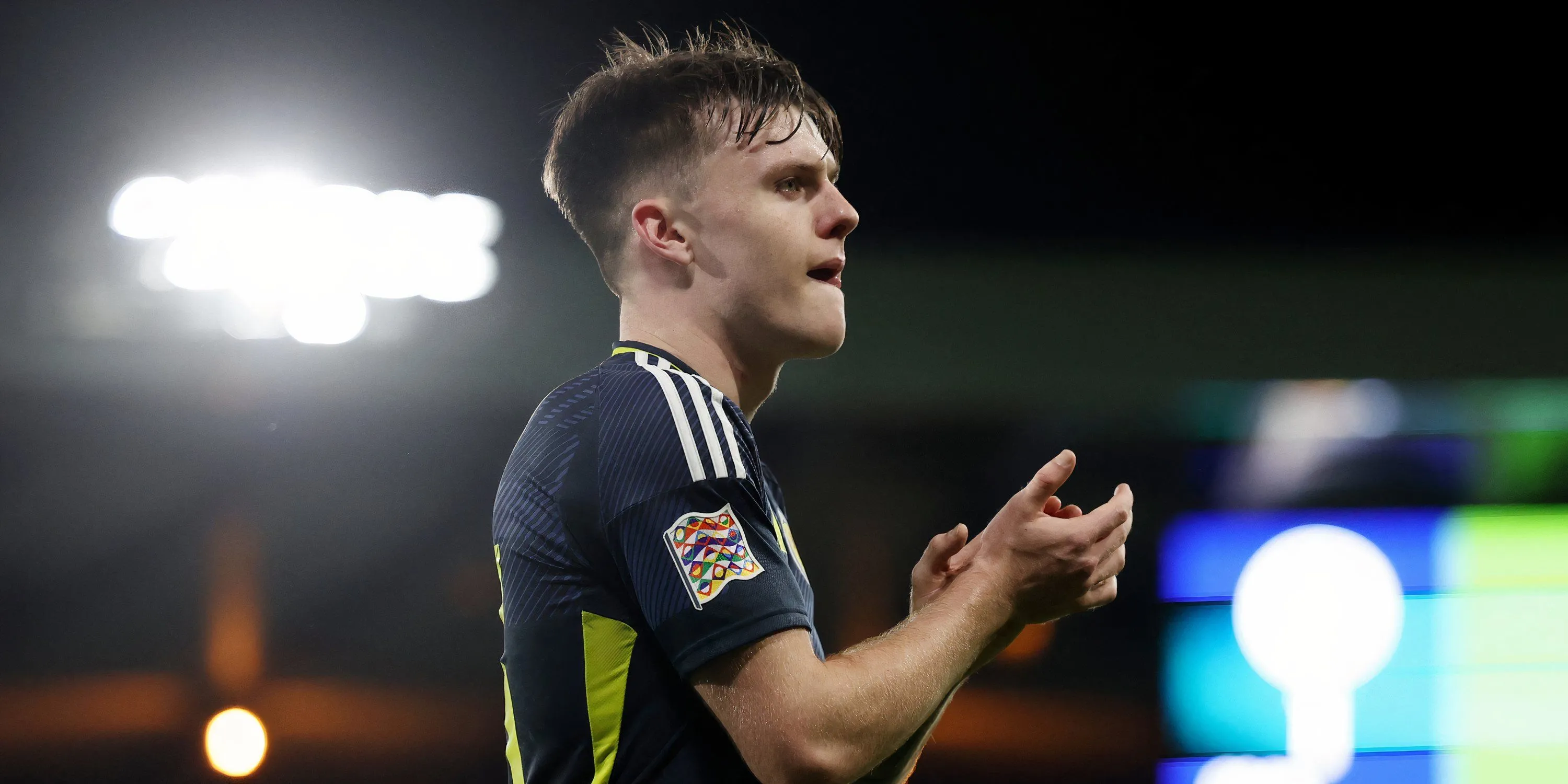 Tiền vệ Ben Doak của Liverpool thi đấu trong màu áo đội tuyển Scotland, tài năng trẻ Ben Doak đang được Nottingham Forest nhắm đến