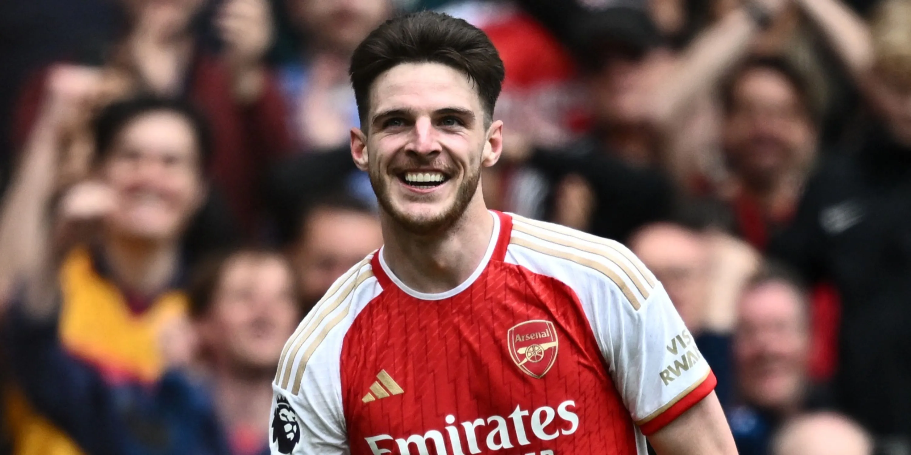 Tiền vệ Declan Rice của Arsenal ăn mừng cuồng nhiệt sau khi ghi bàn vào lưới Bournemouth, thể hiện niềm vui chiến thắng.
