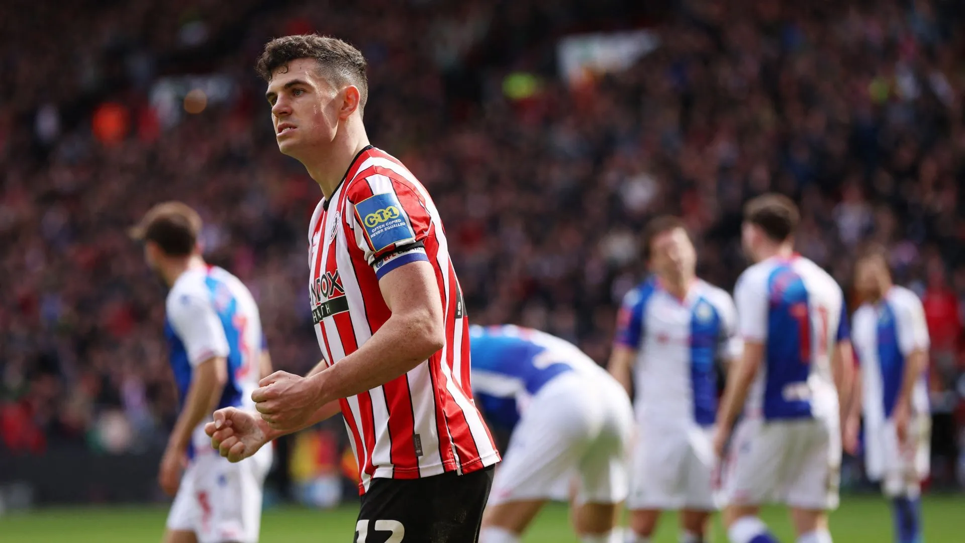 Trung vệ John Egan trong màu áo Sheffield United, giai đoạn anh đạt phong độ đỉnh cao tại Championship