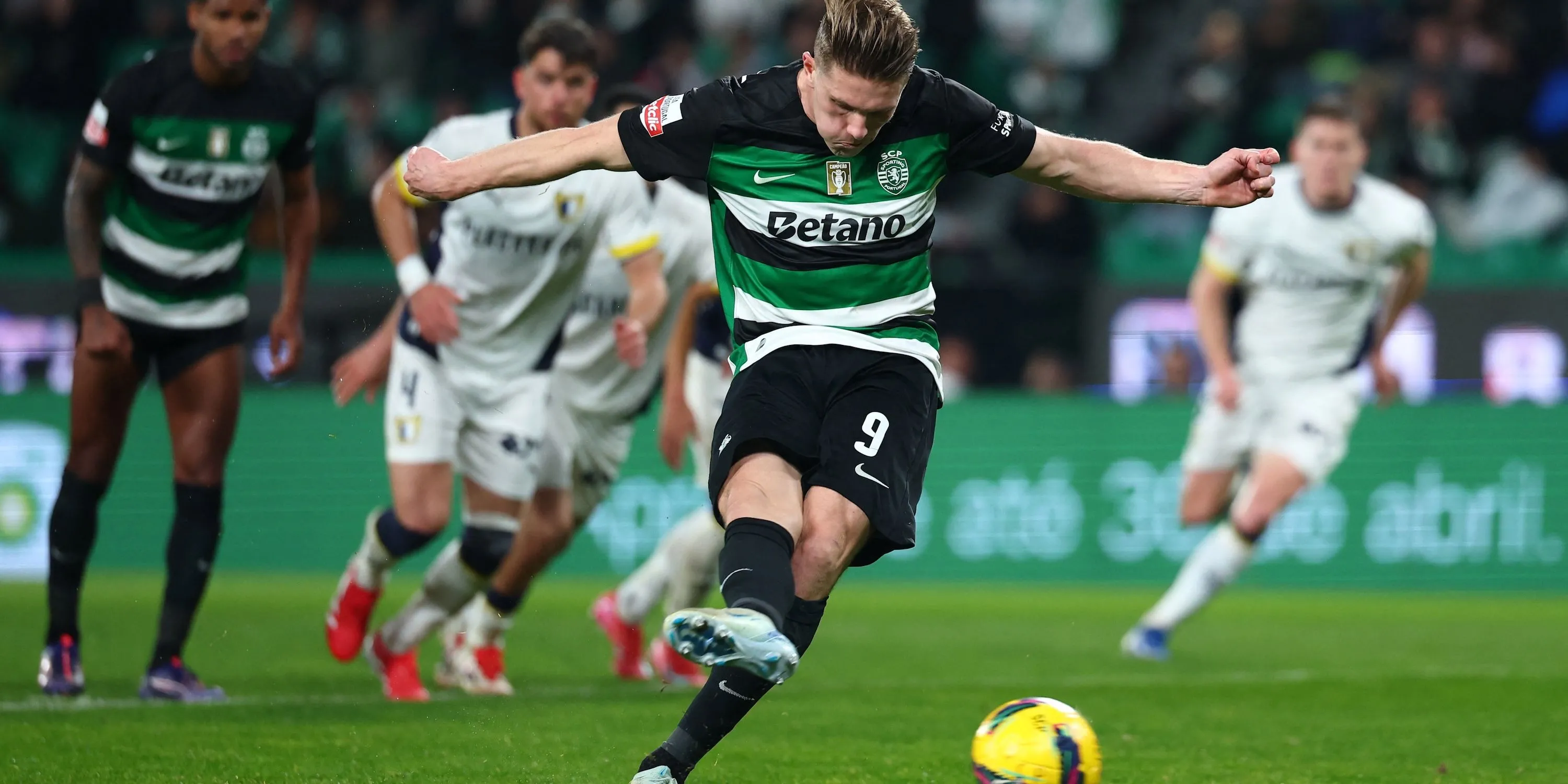 Viktor Gyokeres trong màu áo Sporting CP, biểu tượng cho khả năng di chuyển và hoạt động hiệu quả trong vòng cấm, nơi anh sẽ nhận bóng từ Anthony Gordon.