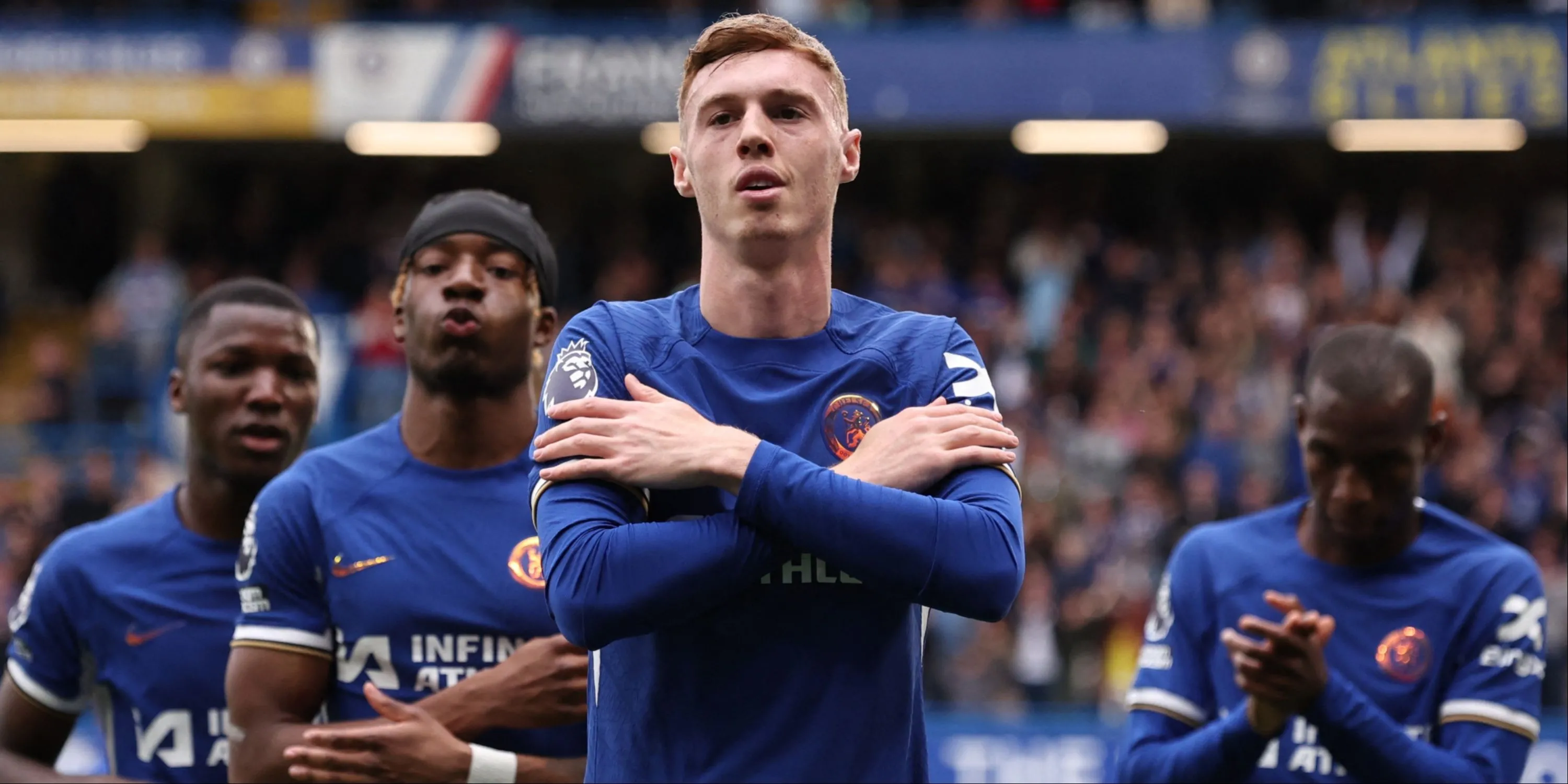 Cole Palmer ăn mừng cùng các cầu thủ Chelsea