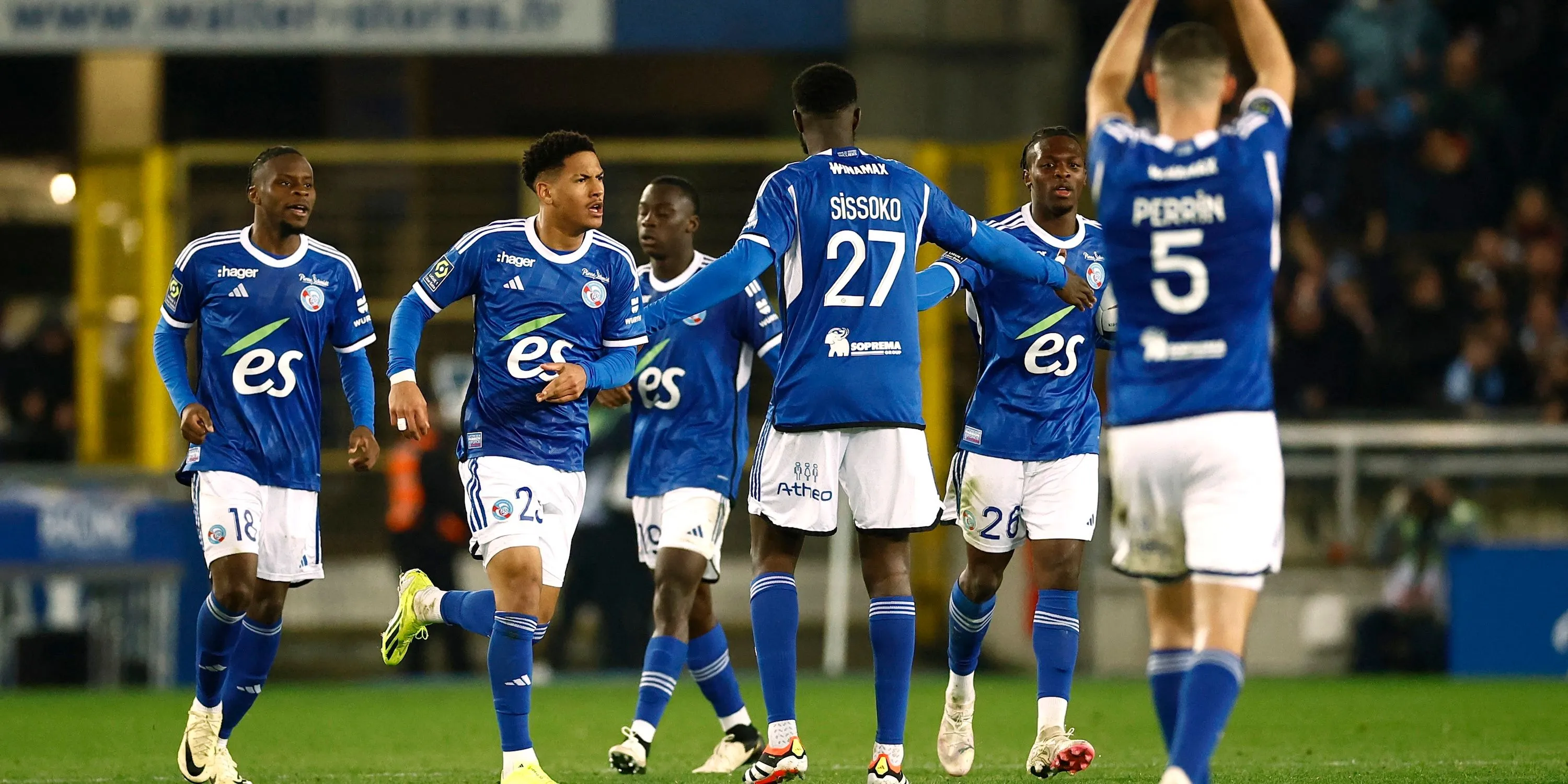 Dilane Bakwa của RC Strasbourg ăn mừng bàn thắng cùng đồng đội.