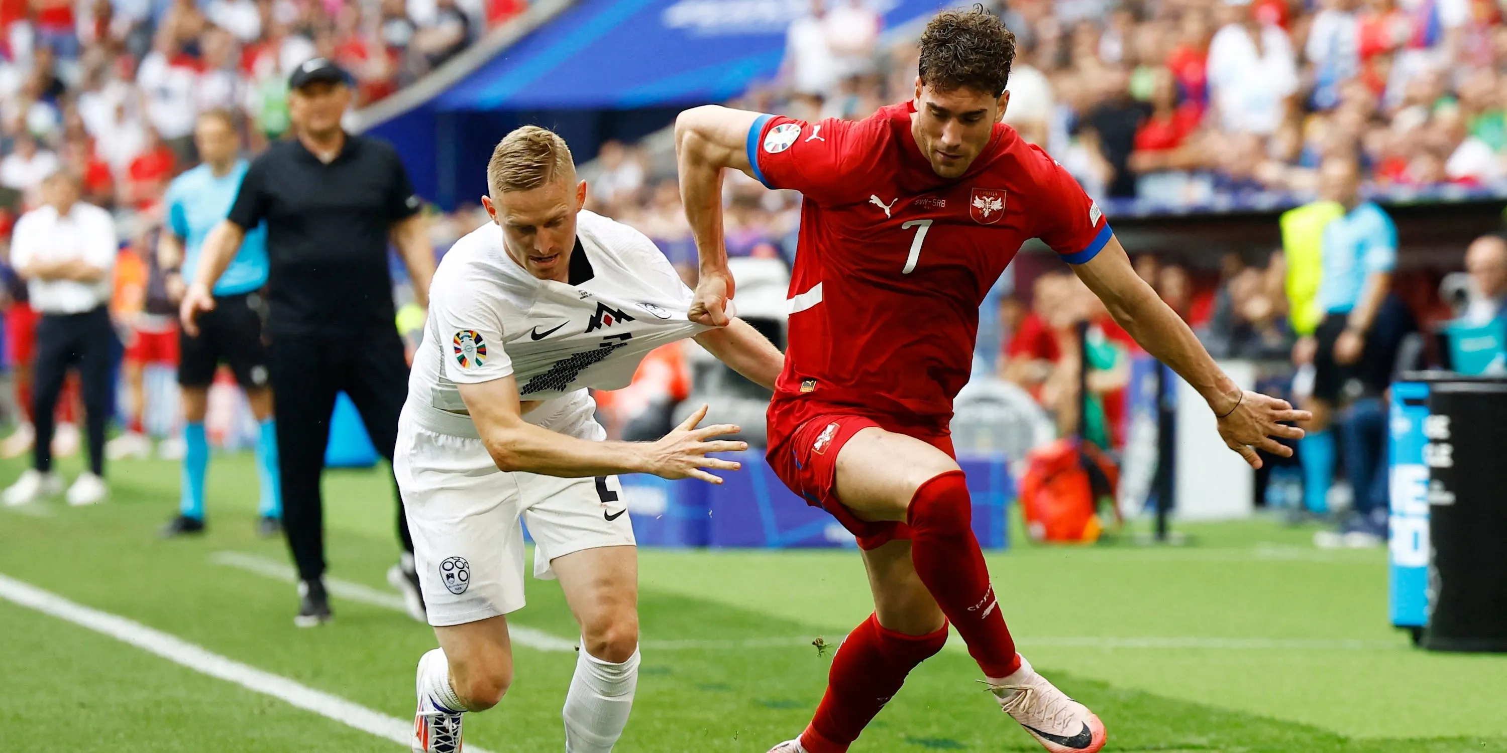 Dusan Vlahović trong màu áo đội tuyển Serbia tranh chấp bóng với Zan Karnicnik của Slovenia