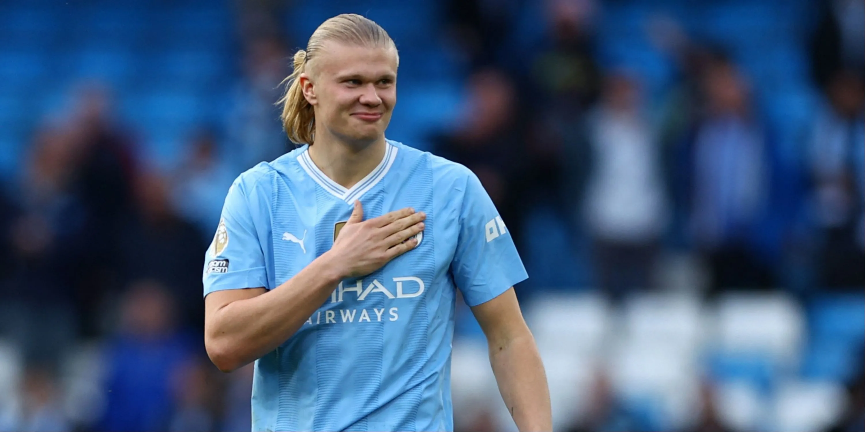 Erling Haaland vỗ ngực vào logo Manchester City