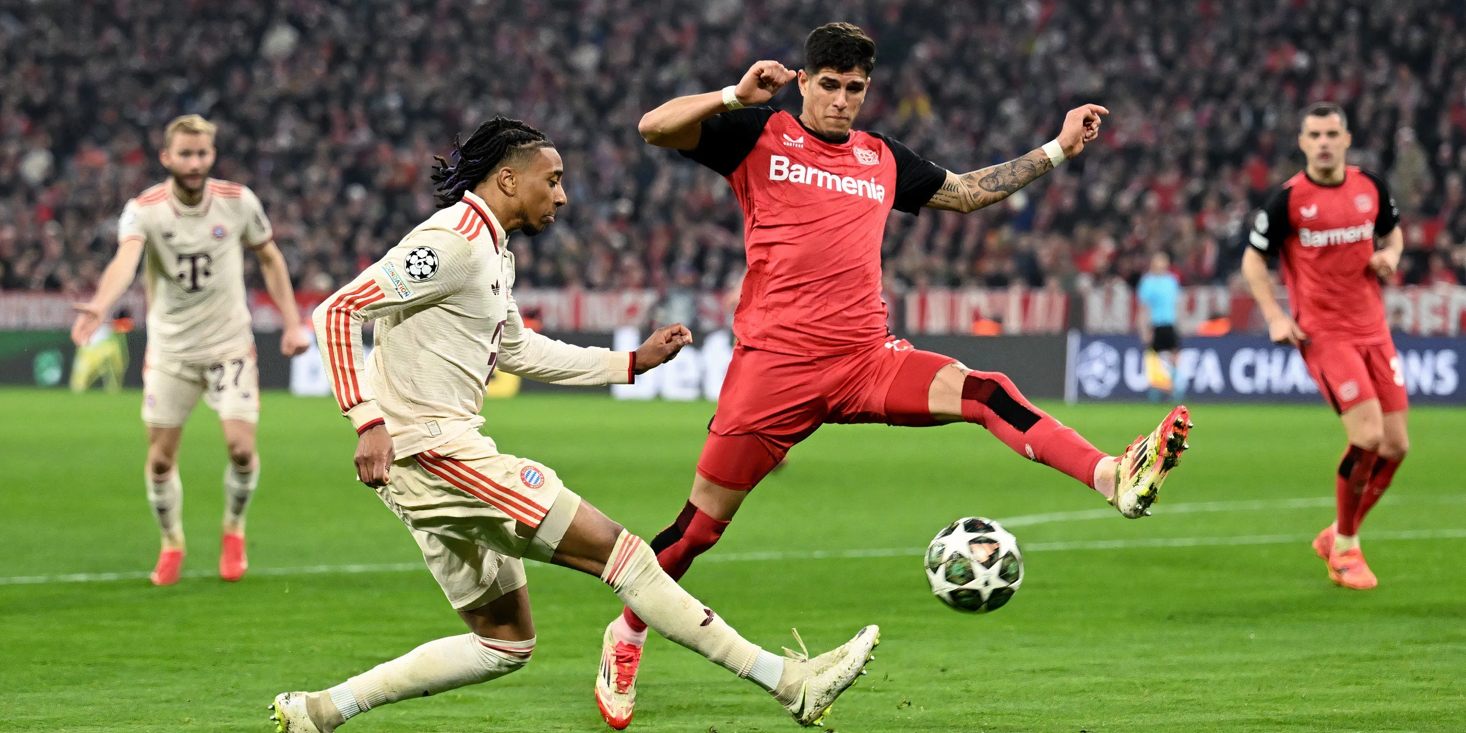 Hậu vệ Piero Hincapie trong màu áo Bayer Leverkusen, mục tiêu chuyển nhượng của Tottenham
