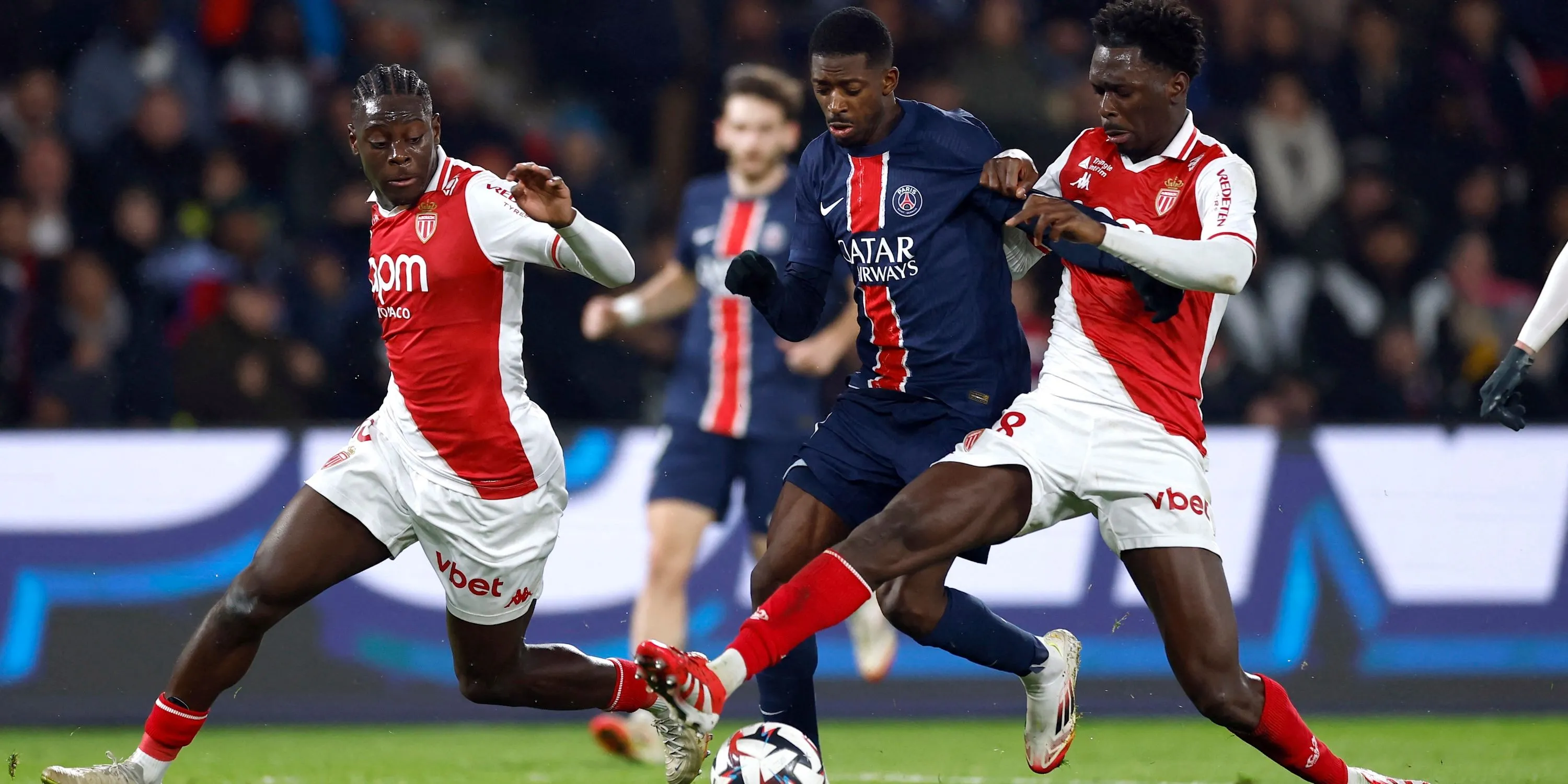 Ousmane Dembele của PSG đối đầu Soungoutou Magassa của AS Monaco