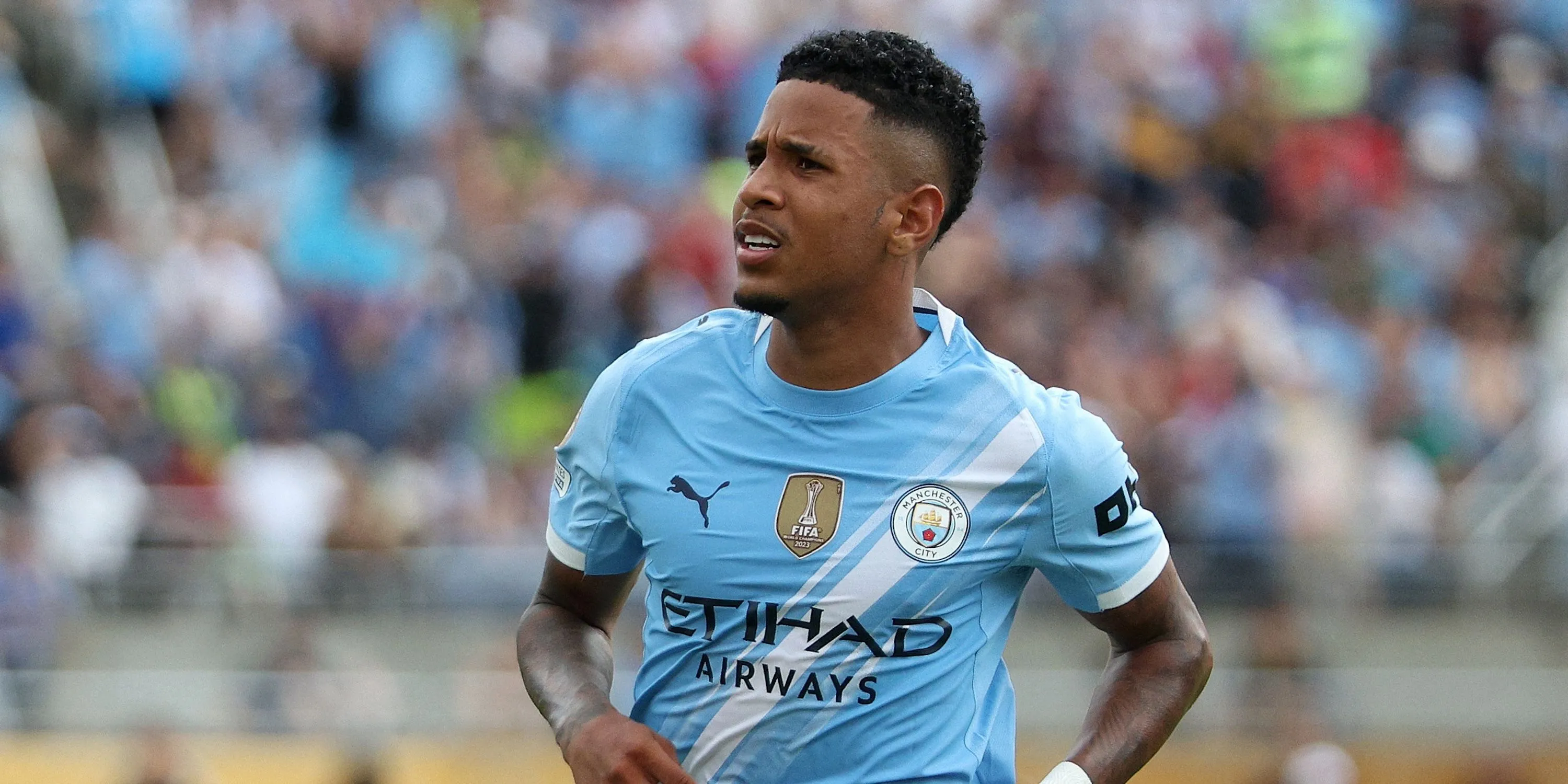 Savinho của Manchester City ăn mừng bàn thắng thứ năm