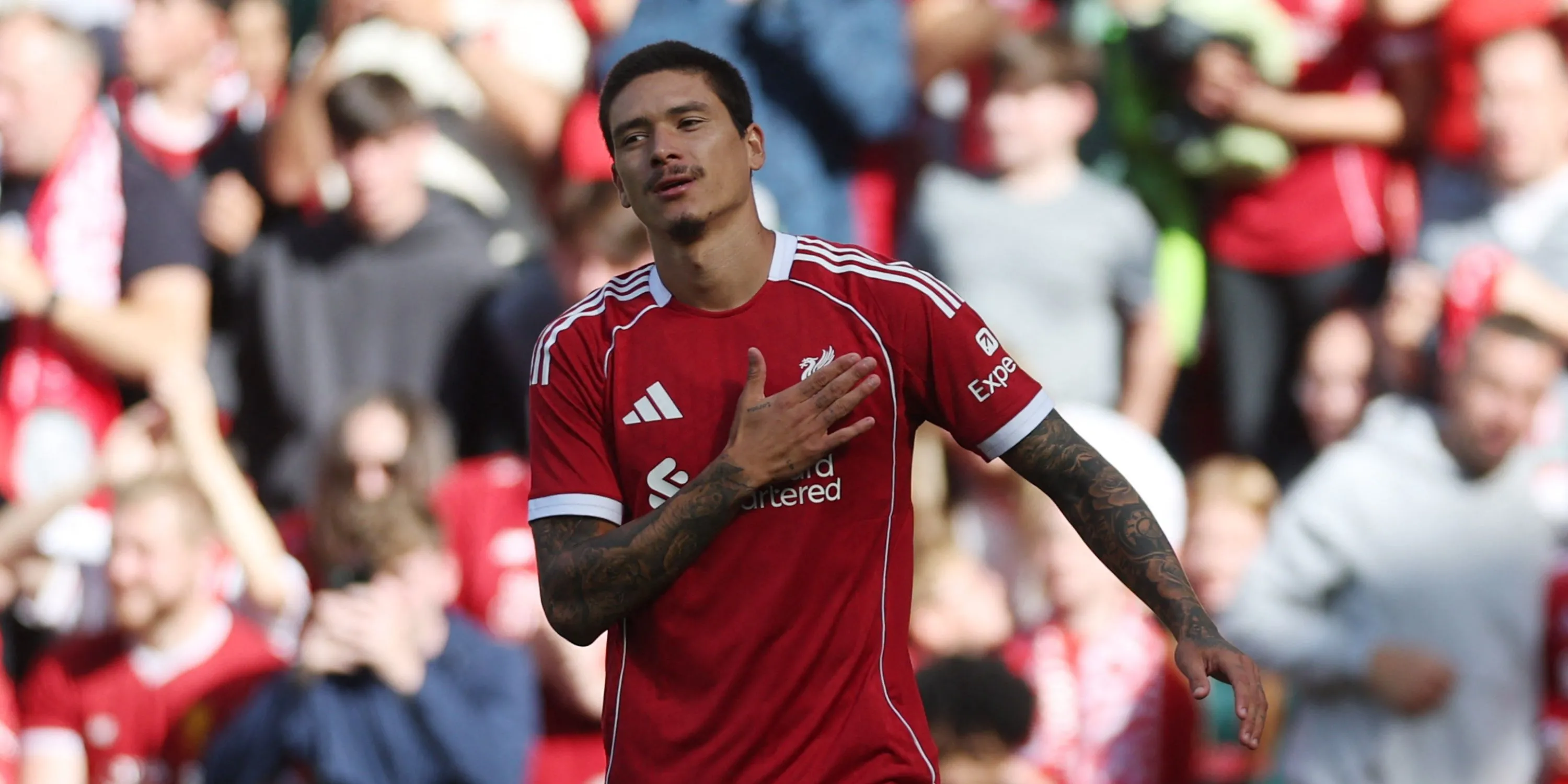 Tiền đạo Darwin Núñez chạm tay vào logo Liverpool trong trận giao hữu trước mùa giải, trước khi chia tay The Kop