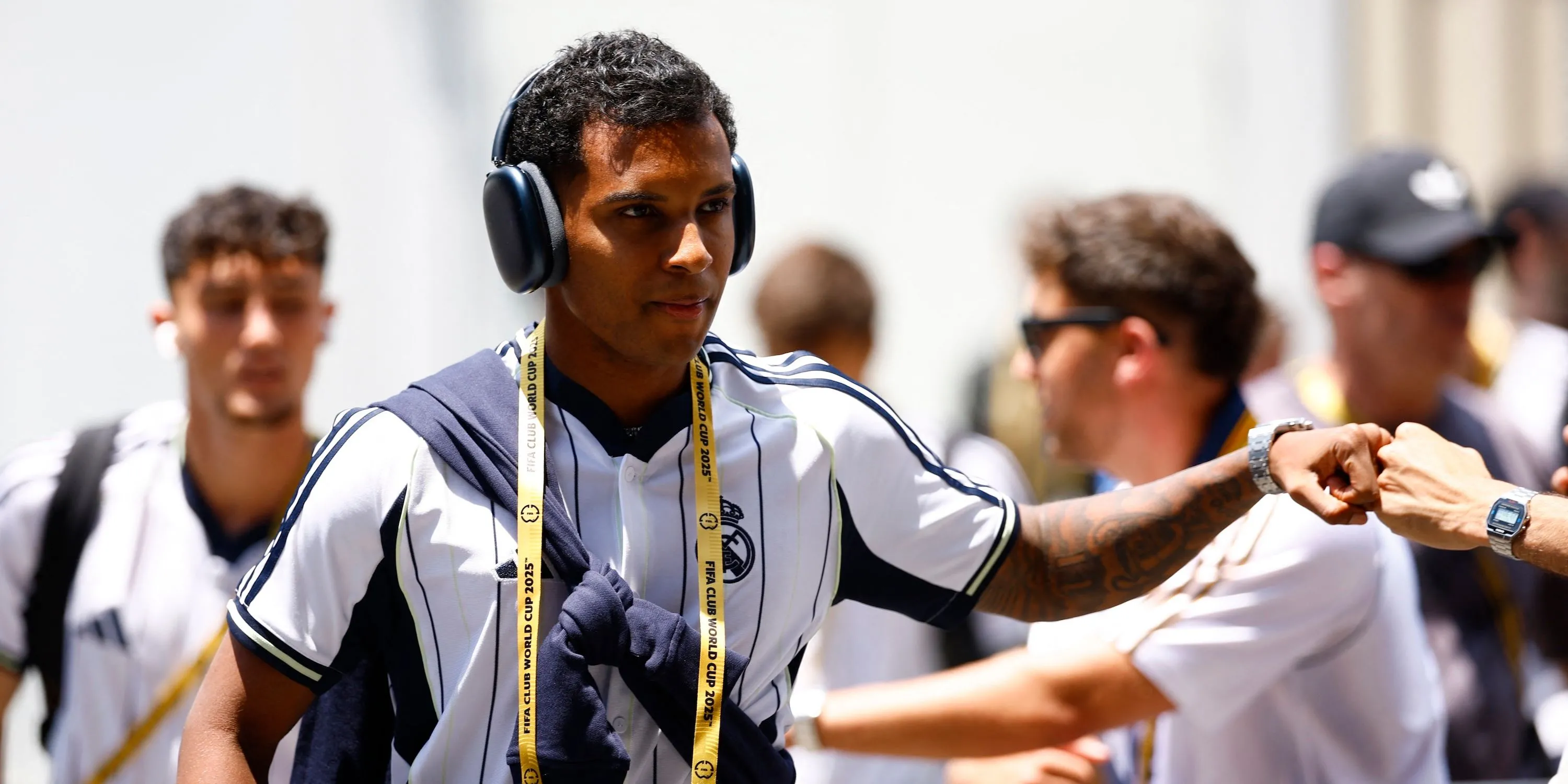 Tiền đạo Rodrygo của Real Madrid đến sân vận động trước trận đấu, hình ảnh của một tài năng trẻ đang phát triển.