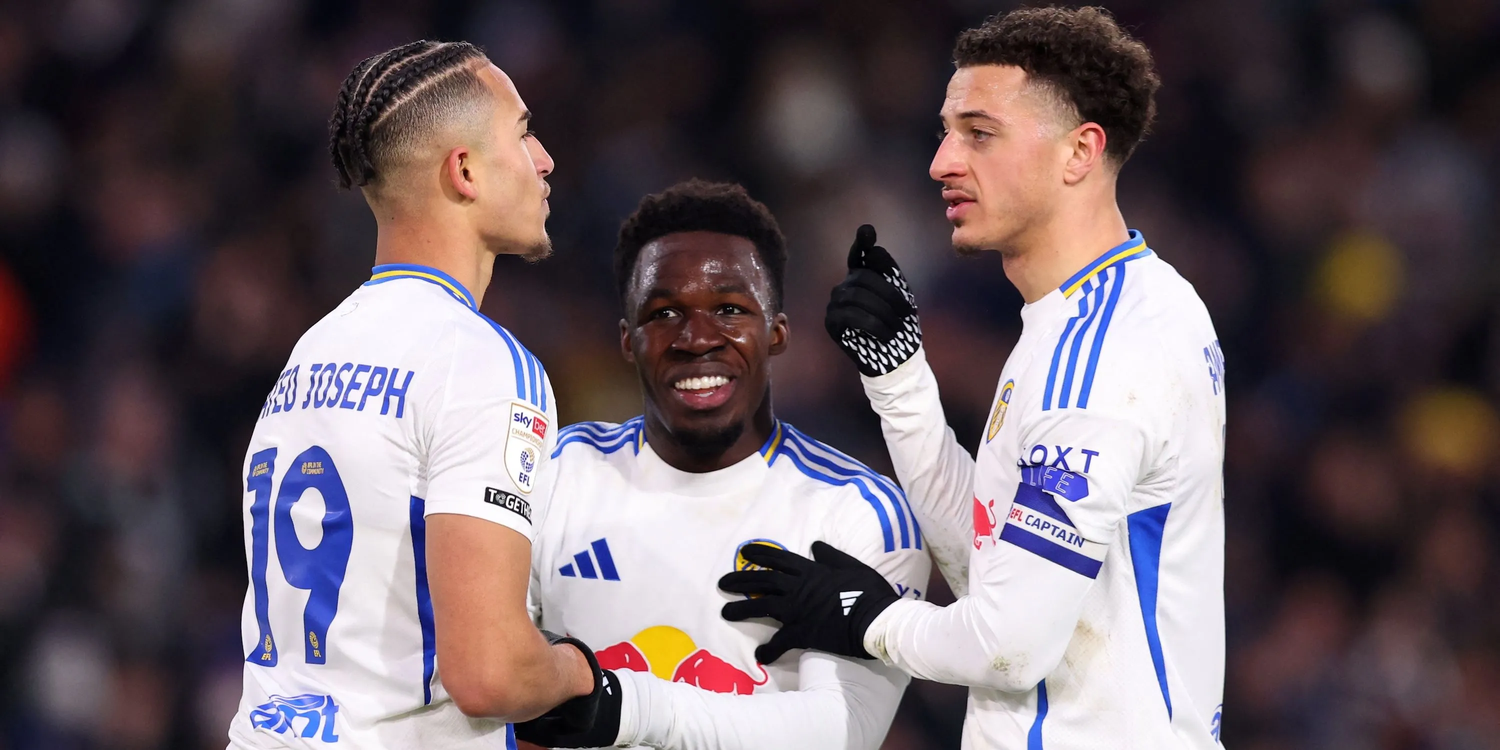 Tiền đạo Wilfried Gnonto của Leeds United ăn mừng cùng các đồng đội.